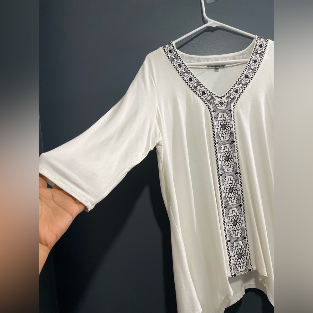 Adrianna Papell Tops/Adrianna Papell Embroidered shirt 1X white and Black - Picture 2 of 8
